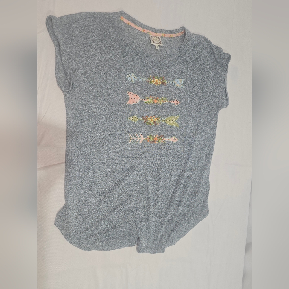 Gray Graphic Tee with Colorful Arrow Design